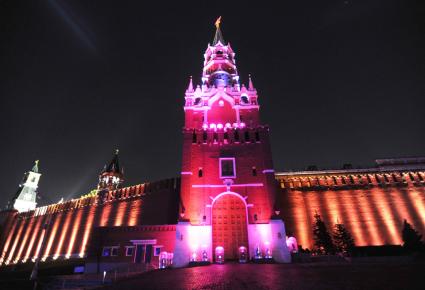 Москва. Старт первого Московского международного фестиваля  КРУГ СВЕТА. На снимке: Спасская башня расположенная на Красной площади. 23 октября 2011 г.