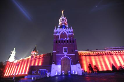 Москва. Старт первого Московского международного фестиваля  КРУГ СВЕТА. На снимке: Спасская башня расположенная на Красной площади. 23 октября 2011 г.