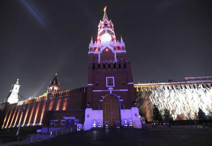 Москва. Старт первого Московского международного фестиваля  КРУГ СВЕТА. На снимке: Спасская башня расположенная на Красной площади. 23 октября 2011 г.