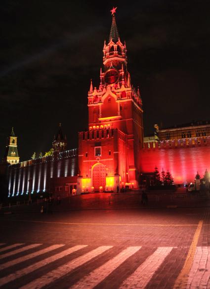 Москва. Старт первого Московского международного фестиваля  КРУГ СВЕТА. На снимке: Спасская башня расположенная на Красной площади. 23 октября 2011 г.