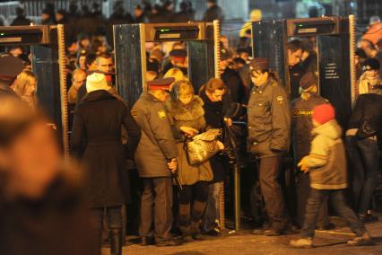 Москва. Люди проходят рамку металлоискателя.  Во время  первого старта Московского международного фестиваля  КРУГ СВЕТА. 23 октября 2011 г.