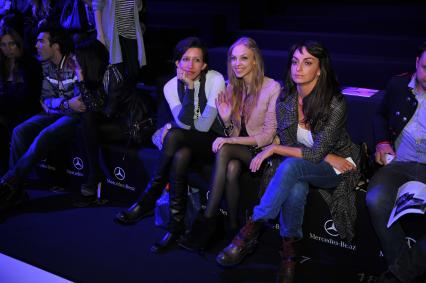 Показ колеекции Тимати BLACK STAR BY TIMATI & ANDREI PONOMAREV на неделе моды Mercedes-Benz Fashion Week. На снимке: участницы COMEDY WOMEN Екатерина Варнава и Елена Юшкевич (слева). 23 октября 2011 года.