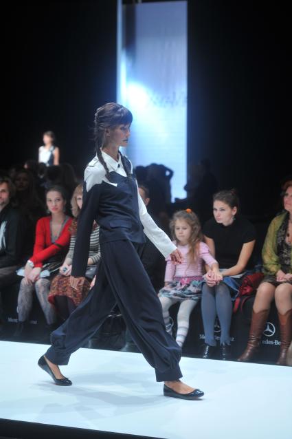 Во время показа коллекции марки ХАКАМА в рамках Mercedes-Benz Fashion Week Russia. 23 октября 2011 года.