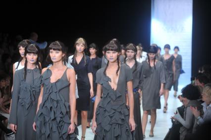 Во время показа коллекции марки ХАКАМА в рамках Mercedes-Benz Fashion Week Russia. 23 октября 2011 года.