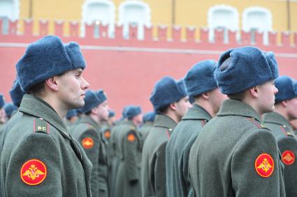 Увольнение в запас военнослужащих Президентского (Кремлевского) полка. На снимке: солдаты у Кремлевской стены. 21 октября 2011 года.