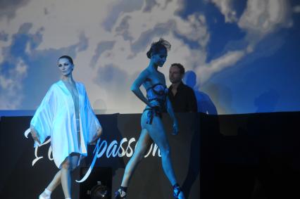 Во время показа коллекции VISHNEVSKAYA & KHARETSKAYA на неделе моды Mercedes-Benz Fashion Week. 23 октября 2011 года.