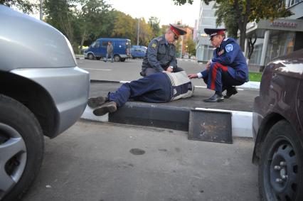 На охрану порядка в столице вышли казаки. На снимке: совместный патруль на улицах города. 24 сентября 2011 года.