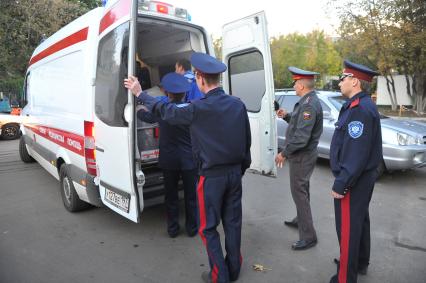 На охрану порядка в столице вышли казаки. На снимке: совместный патруль у машины скорой помощи. 24 сентября 2011 года.