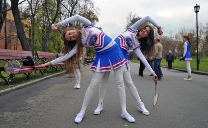 Активистки движения МЕДВЕДЕВ - НАШ ПРЕЗИДЕНТ они же MEDVEDEV GIRLS провели акцию по популяризации бадминтона возле Кремля в Александровском саду. 26 октября 2011г.