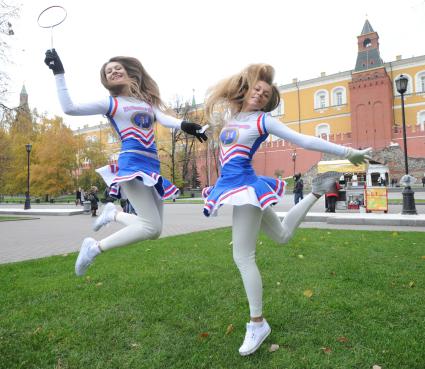 Активистки движения МЕДВЕДЕВ - НАШ ПРЕЗИДЕНТ они же MEDVEDEV GIRLS провели акцию по популяризации бадминтона возле Кремля в Александровском саду. 26 октября 2011г.