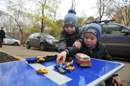 Мальчики играют в машинки. Знак парковки. Дети. 26 октября 2011 г.