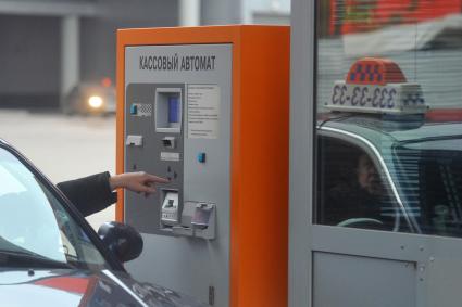 Парковка в Шереметьево. Охраняемая платная автостоянка. Автоматическая экспресс-стоянка. Кассовый автомат. 26 октября 2011 г.