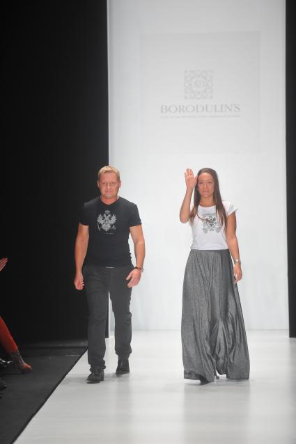 Показ коллекции Borodulin\'s на неделе моды Mercedes-Benz Fashion Week. На снимке: дизайнеры Алексей и Анна Бородулины.  23 октября 2011 года.