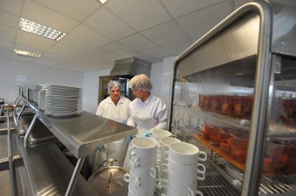 Фирма КОНКОРД поставляет в школы так называемое \"бортовое\" питание. Столовая комбината питания в Кленово. 23 сентября 2011 года.