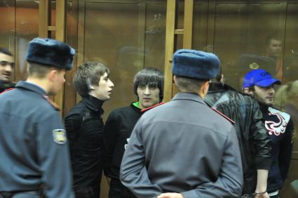 Подсудимые Артур Арсибиев и Нариман Исмаилов (в центре слева направо) в Мосгорсуде во время вынесения приговора по делу об убийстве болельщика ФК СПАРТАК Егора Свиридова.28 сентября 2011 года.