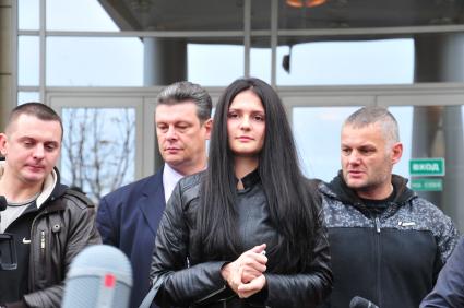 Суд по делу об убийстве футбольного болельщика Егора Свиридова. На снимке: жена Егора Свиридова. 28 сентября 2011 года.