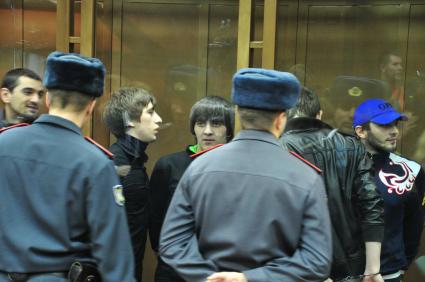 Подсудимые Аслан Черкесов, Артур Арсибиев и Нариман Исмаилов (слева направо) в Мосгорсуде во время вынесения приговора по делу об убийстве болельщика ФК СПАРТАК Егора Свиридова.28 сентября 2011 года.