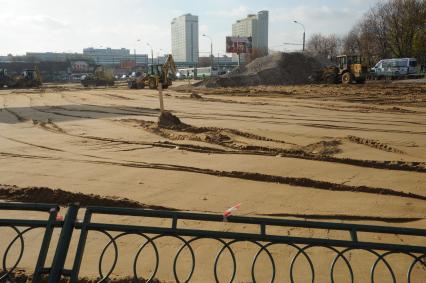 Москва. Выхино. Строительство парковки для автомобилей. 30 октября 2011 года.