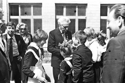 Аркадий Райкин (в центре) и его партнерша Виктория Горшенина (слева). 1985-86 гг. (вторая половина восьмидесятых).