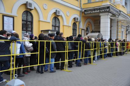 Продажа билетов в ГАБТ. На снимке: очередь в театральную кассу. 31 октября 2011 года.