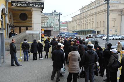 Продажа билетов в ГАБТ. На снимке: очередь в театральную кассу. 31 октября 2011 года.