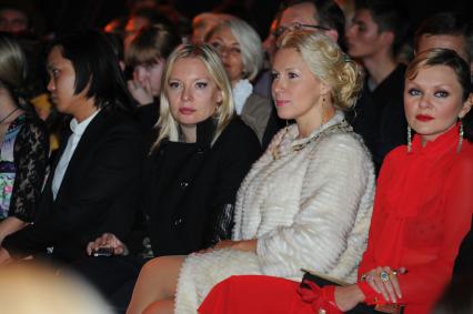Закрытие Недели моды Volvo Fashion Week. На снимке: телеведущая Екатерина Одинцова (в центре). 31 октября 2011 года.