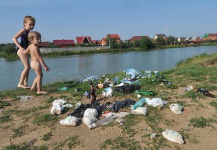 Жанровая фотография. Дети у берега реки. Деревня Вялки. Раменский район МО. 14 августа 2011 года.