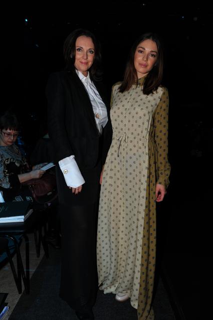 Закрытие Недели моды Volvo Fashion Week. На снимке: актрисы Татьяна Лютаева и ее дочь Агния Дитковските (слева направо). 31 октября 2011 года.