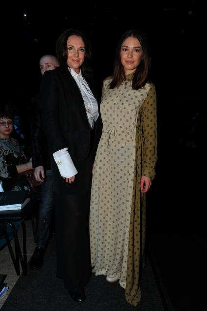 Закрытие Недели моды Volvo Fashion Week. На снимке: актрисы Татьяна Лютаева и ее дочь Агния Дитковските (слева направо). 31 октября 2011 года.