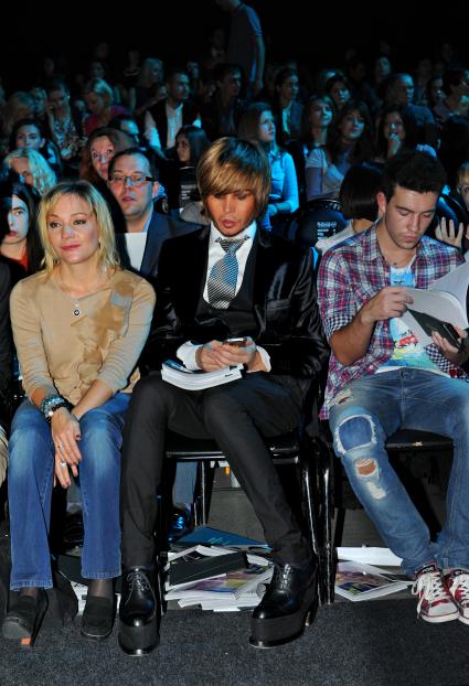 Закрытие Недели моды Volvo Fashion Week. На снимке: певица Татьяна Буланова и стилист Сергей Зверев. 31 октября 2011 года.