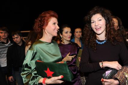 Закрытие Недели моды Volvo Fashion Week. На снимке: член общественного совета движения МОЛОДАЯ ГВАРДИЯ Анна Чапман (слева). 31 октября 2011 года.