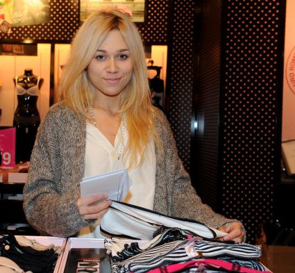 Звезды посетили открытие бутика нижнего белья LA SENZA. На снимке: певица Марина Лизоркина. Москва. 01 ноября 2011 года.