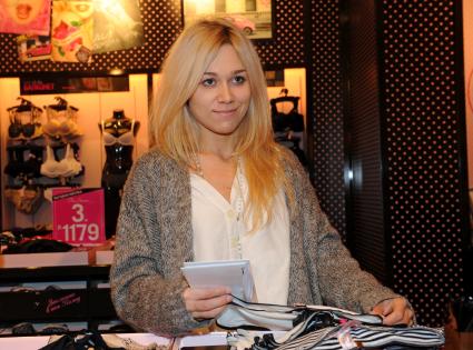 Звезды посетили открытие бутика нижнего белья LA SENZA. На снимке: певица Марина Лизоркина. Москва. 01 ноября 2011 года.