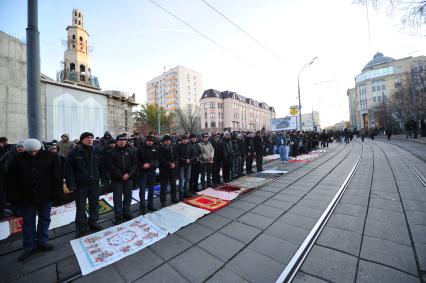 Мусульмане во время праздничного намаза в честь праздника Курбан-Байрам у Соборной мечети. 06 ноября  2011 года.