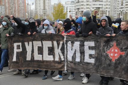 Участники акции националистических движений РУССКИЙ МАРШ в Люблино. 04 ноября 2011 года.