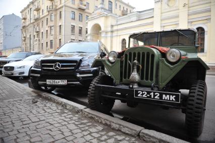 Парковка автомобилей. Военный автомобиль. Мерседес.  05 ноября 2011 года.