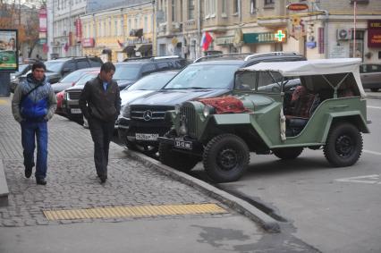 Парковка автомобилей. Военный автомобиль. Мерседес. Прохожие люди. 05 ноября 2011 года.