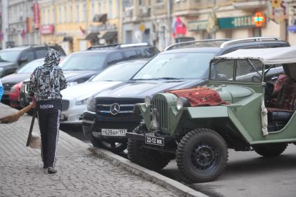 Парковка автомобилей. Военный автомобиль. Мерседес. 05 ноября 2011 года.