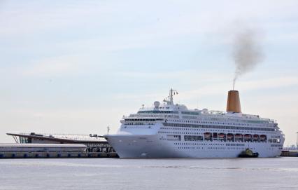 Открытие порта МОРСКОЙ ФАСАД Спб. В порту стоит морской круизный корабль ORIANA. 27 мая 2011 года.