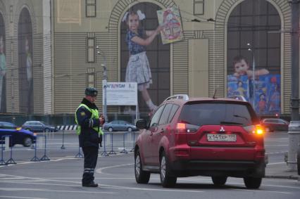 ГАИшник открывать пакет с семечками. ГАИшник. Автомобиль. Правила дорожного движения.  05 ноября 2011 года.