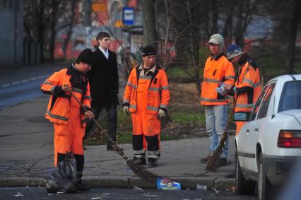 Дворники с метлой, гастарбайтеры. Уборка улиц.   05 ноября 2011 года.