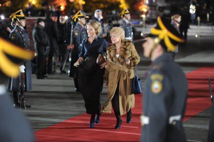 Ксения Собчак с мамой Людмилой Нарусовой во время открытия Большого театра после реконструкции. 28 октября 2011 года.