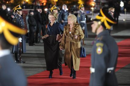 Ксения Собчак с мамой Людмилой Нарусовой во время открытия Большого театра после реконструкции. 28 октября 2011 года.