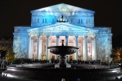 Москва. Здание Большого театра во время его открытия. 28 октября 2011 года.