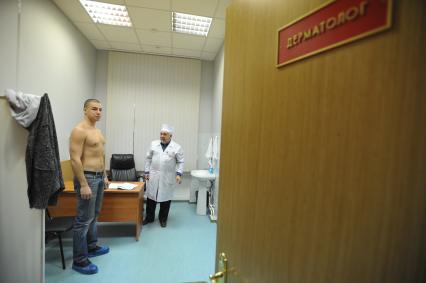 Призывник во время медосмотра перед отправлением на место прохождения службы. 08 ноября 2011 года.