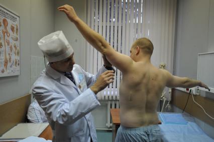 Призывник во время медосмотра перед отправлением на место прохождения службы. 08 ноября 2011 года.
