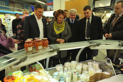 Глава Минсельхоза Елена Скрынник проверила, много ли фермерских продуктов в наших торговых сетях. На снимке: Елена Скрынник  08 ноября 2011 года.