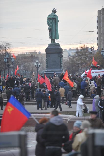 Во время шествия, приуроченного к 94-ой годовщине Октябрьской революции, на Тверской улице. 07 ноября  2011 года.