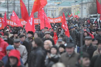 Во время шествия, приуроченного к 94-ой годовщине Октябрьской революции, на Тверской улице. 07 ноября  2011 года.