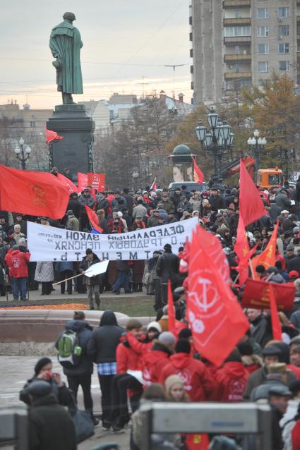 Во время шествия, приуроченного к 94-ой годовщине Октябрьской революции, на Тверской улице. 07 ноября  2011 года.